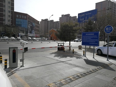 邻里荟购物中心无人值守停车场设施.jpg